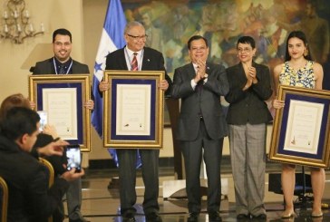 Entregan Premios Nacionales de Ciencia, Arte y Literatura