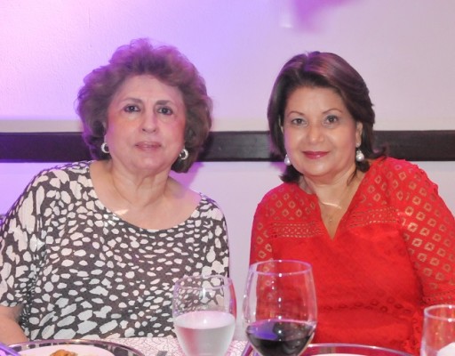 Doris Sunseri junto a Leticia de Morales.