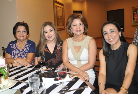 Isolina de Miranda, Carolina Chang, Lizette Miranda y Griselda Montoya