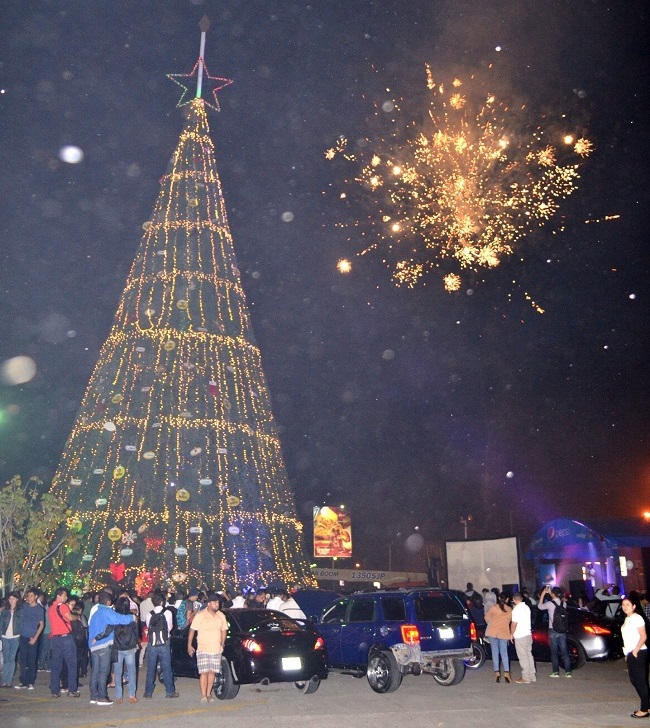 El árbol navideño más grande de Honduras brilla en todo su esplendor