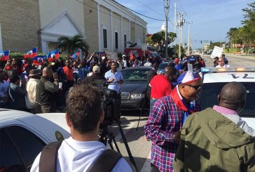 Cientos de haitianos se congregan frente al club de golf Mar-a-Lago de Trump para exigirle disculpas