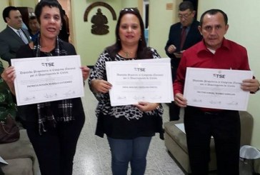 TSE entrega credenciales a diputados electos de siete partidos políticos