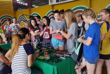 Misioneros extranjeros visitan el Bazar del Sábado en El Progreso