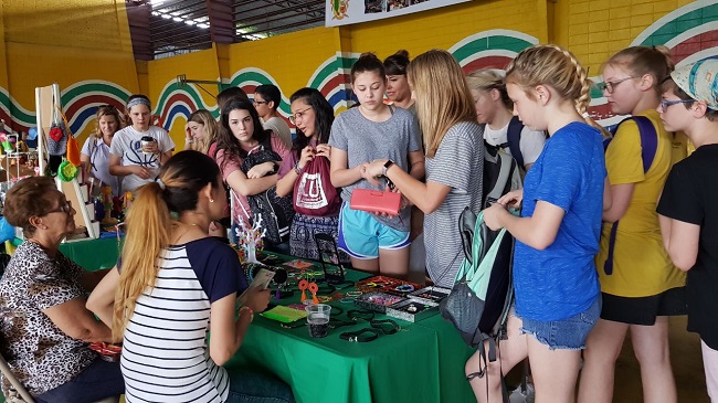Misioneros extranjeros visitan el Bazar del Sábado en El Progreso