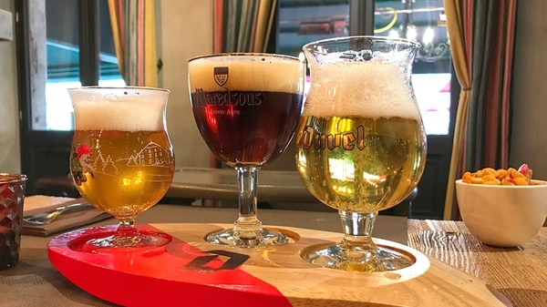 Increibles medidas toma Bélgica para que los turistas dejen de robarse los vasos cerveceros