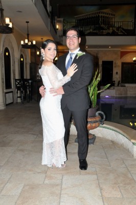 Daniela Castro y Victor Hernández en su noche de bodas posando para Farah La Revista
