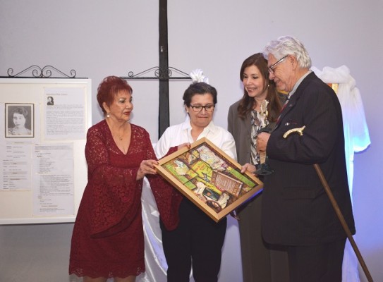 Hilda de Córdova, Martha de Molanphy y Ana Pacheco le entregaron la placa de reconocimiento al paisajista Roberto Elvir.