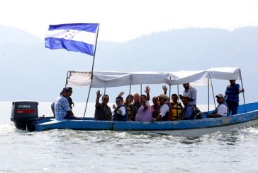 Hondureña residente en EEUU regresó al lago de Yojoa para disfrutar de un pescado frito y coinside con la visita de JOH