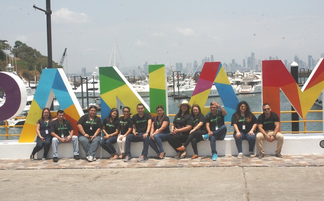 Estudiantes de Marketing UTH visitan Panamá en su gira académica