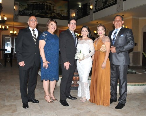 Victor y Odalma de Hernández, junto a su hijo, Victor Hernández, Daniela Castro con su madre, Ana de Castro y Jorge Castro.