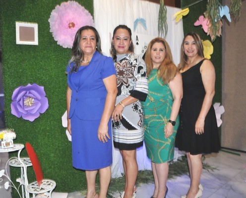 Gladys de López, Amanda Portillo, Rosslyn Moncada y Carmen Portillo