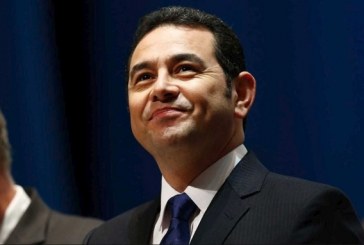 Ordenan a Corte Suprema de Justicia revaluar fuero a presidente guatemalteco