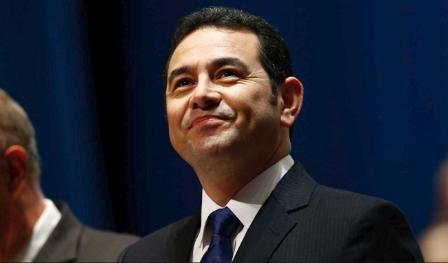 Ordenan a Corte Suprema de Justicia revaluar fuero a presidente guatemalteco