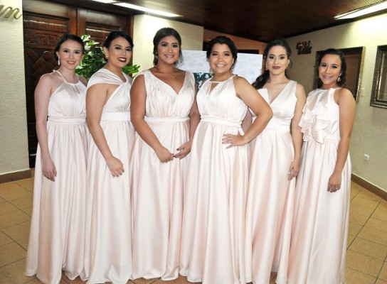 Las damas del cortejo de la novia: Carmen Herrera, Frida Cáceres, Ana Sarmiento, Sabrina Bustillo, Mery Ferrari y Laura Cruz