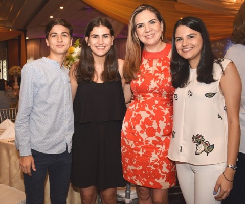 Denia Flores Gómez junto a sus hijos Roberto, Isabel y Elena