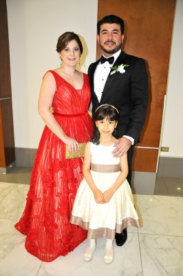 El hermano del novio, Kelvin López, junto a su esposa Nora y Camila Isabel