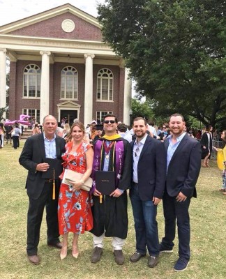 Graduación de Richard Pellman con su mami, primos y familia