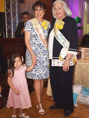 La festejada madre del Club Hondureño Árabe, Carmen de Faraj y su nieta, junto a Naval Burbara, madre saliente
