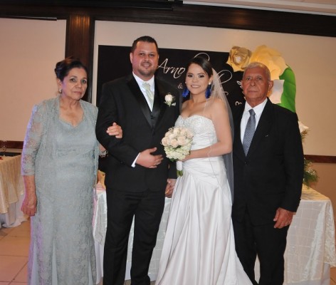 La madre de la novia, Olivia Santos, Arnol Mejía, Zully Alvarenga y su padre, Armando Alvarenga