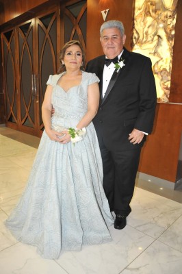 Los padres de la novia, doña Isaura de López y Óscar López