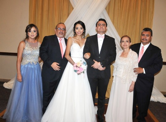 Los padres del novio, Rebeca y German Maradiaga, Gabriela Rendón, German Maradiaga, junto a los padres de la novia, Sofía y Mauricio Morales