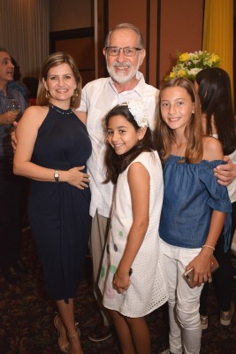 Marco Rietti con su hija Mariela y sus nietas