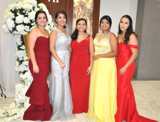 Maribel Hernández, Cecilia Yescas, Astrid Hernández, Amy Flores y Michelle Lorenzana