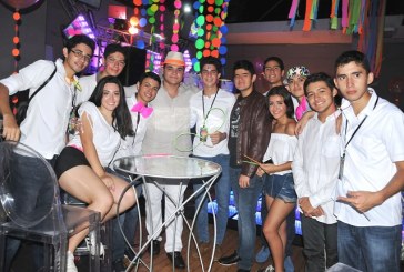 Neon Party celebrando el cumpleaños de Ricardo Bonilla