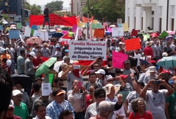 Disturbios e incendio parcial del edificio de alcaldía de Tegucigalpa empañan la marcha del 1 de maya