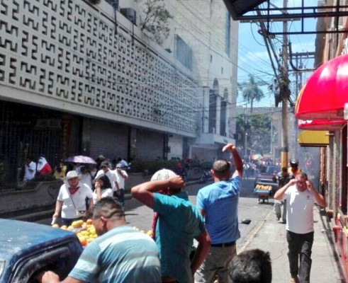En enfrentamiento entre manifestantes y policías termina marcha del Día del Trabajador en Tegucigalpa.