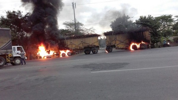 Protestantes queman rastras en la zona de Dos Caminos, Villanueva, Cortés, en la celebración del Día del Trabajador