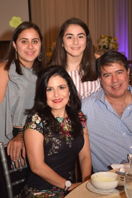 Sergio y Claudia Jordán junto a sus hijas Pilar y Andrea