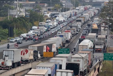 Camioneros paralizan Brasil tras aumento del precio de la gasolina