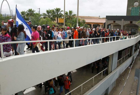 Autoridades de EEUU permite la entrada a un grupo de mujeres y niños de caravana migrantes