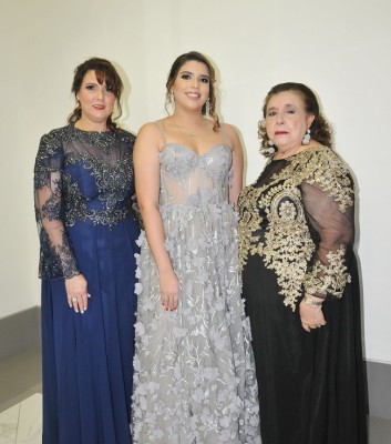 Tres generaciones en una bella imagen, Argelia Nodarse, Gabriela Nodarse y su abuela, Carolina Banegas