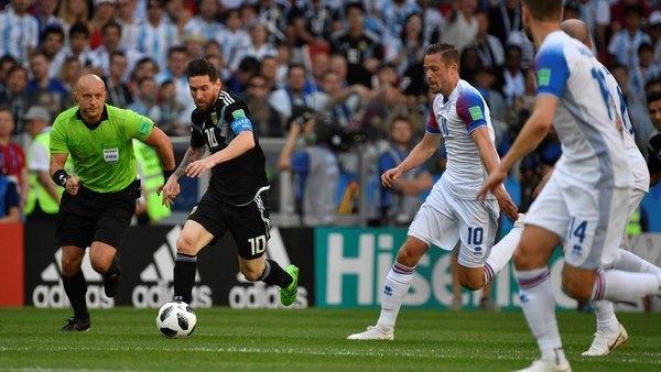 Argentina decepcionó en su debut mundialista al empatar 1-1 con Islandia