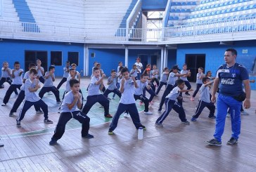 Estudiantes de la Escuela Mirtha Torres de Mejía participan en actividades deportivas en el Complejo Olímpico de SPS