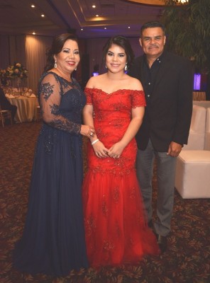 Andrea Barahona junto a sus padres.