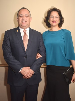 Armando Calidonio junto a su esposa Karen de Calidonio.