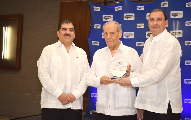 El COHEP honra méritos de don Napoleón Larach