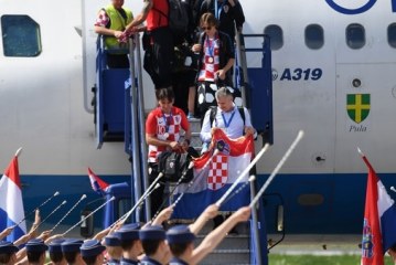 La selección Croata llega a su país y es recibida con honores de campeona por el ejército y una multitud (+ fotos)