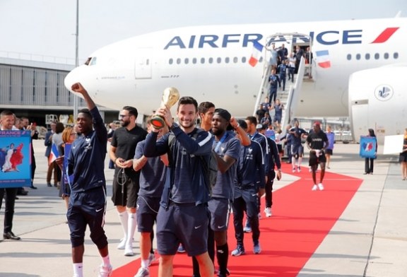 El recibimiento de los campeón del mundo a su llegada a Francia (+ fotos)