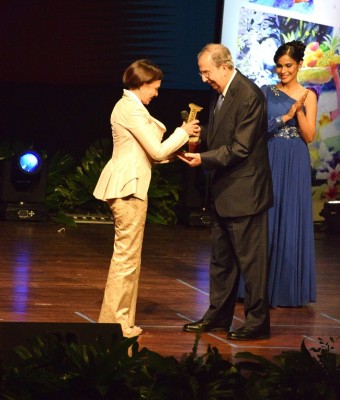 Maribel Lieberman, reconocida empresaria internacional recibió el Premio Identidad 2018 de manos del ingeniero Francisco Saybe.