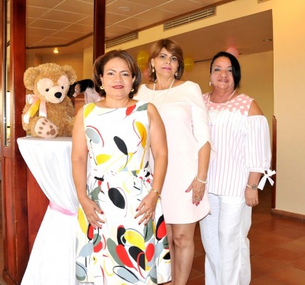 Mayra Sandoval, Ángela Mancía y Vicky de Aguilar