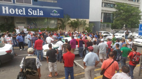 En San Pedro Sula los trabajadores del rubro del taxi mantuvieron sus unidades paralizadas en el centro de la ciudad frente al parque Centran 
