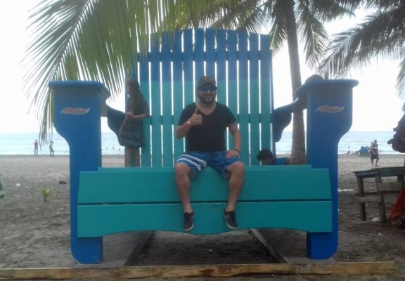 El cónsul de El Salvador, Ricardo Herrera disfrutando de sus vacaciones en Tela