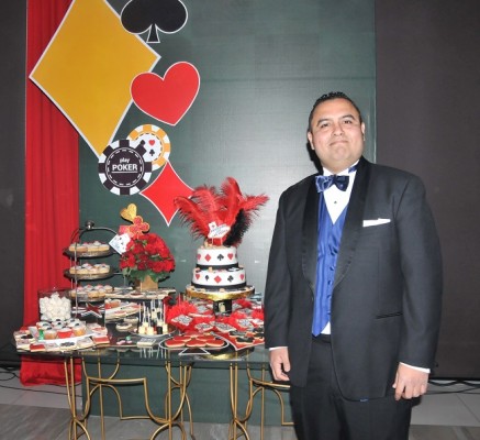 Vibrantes colores ataviaron el recinto de celebración en el cumpleaños del doctor Noé Ramos.
