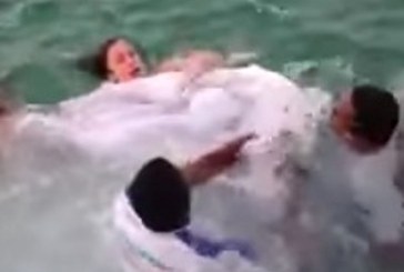 ¡Qué locura! Se lanzaron al mar para celebrar su boda y el vestido de novia la empezó a hundir (+video)