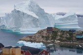 Un iceberg gigante amenaza a pequeño pueblo de Groenlandia
