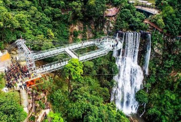 Una plataforma de vidrio a 200 metros de altura es la nueva atracción turística de China